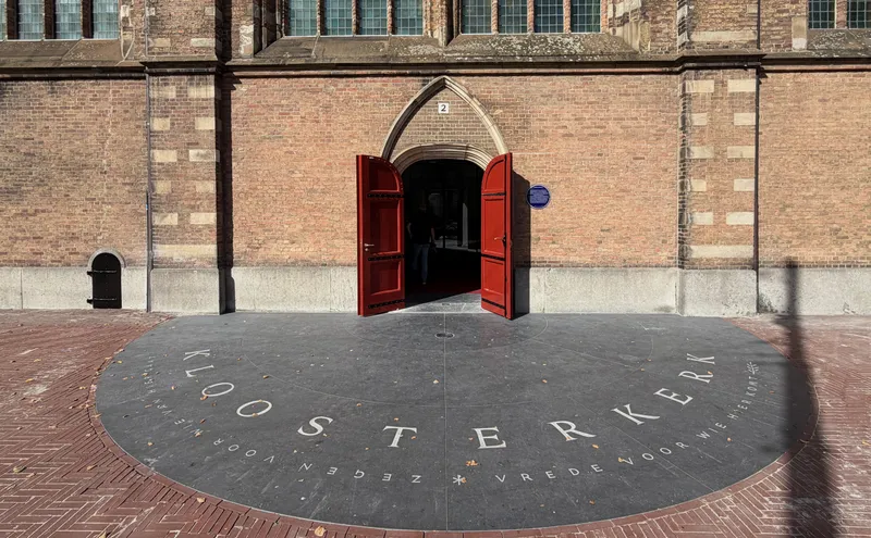Photo of the Kloosterkerk entrace with a half circle in Belgian hardstone.